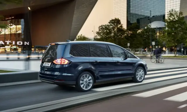 Ford Galaxy azul en movimiento, ideal para familias. Conoce sus medidas y espacio interior.