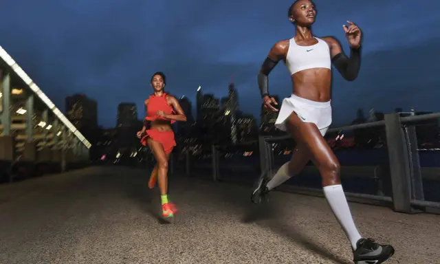 Due atlete si allenano di notte, pronte a correre tutti i giorni. La città fa da sfondo al loro impegno.