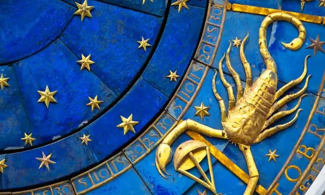 Jak Skorpion zdobywa kobietę? Poznaj jego strategie i sygnały