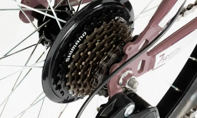 Kaseta Shimano 7-biegowa, widoczna na rowerze. Tabela kompatybilności Shimano pomoże dobrać odpowiednie części.