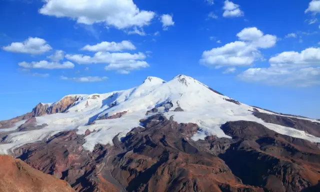 Elbrús: La montaña más alta de Europa (no es el Mont Blanc)
