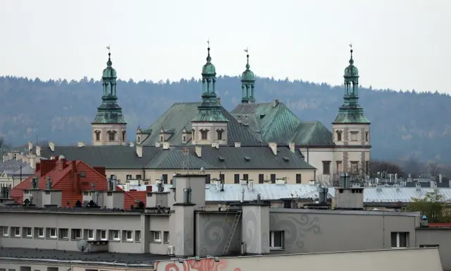 Klasztor na Świętym Krzyżu, jedna z głównych atrakcji Gór Świętokrzyskich, góruje nad miastem.
