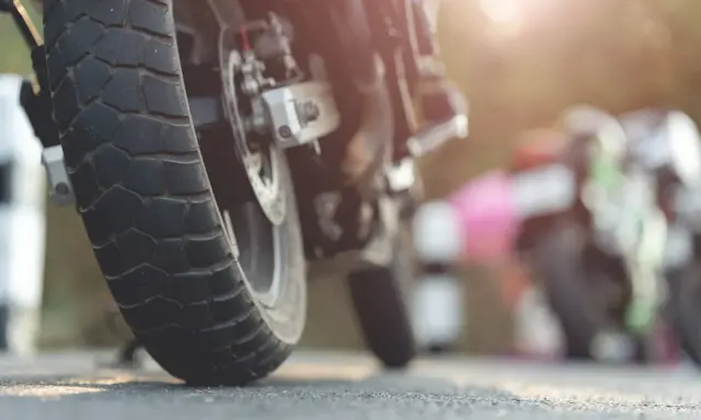 Kiedy wymienić opony w motocyklu? Przewodnik dla bezpieczeństwa