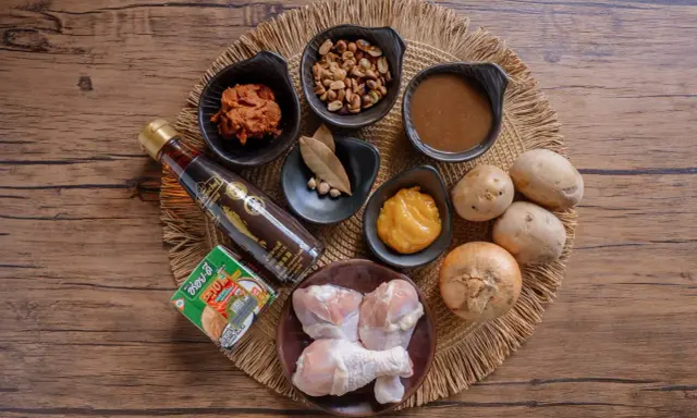 Zutaten für ein Massaman Curry Paste Rezept: Hähnchenschenkel, Kokosmilch, Erdnüsse, Kartoffeln, Zwiebel, Fischsauce, Currypaste und Gewürze.