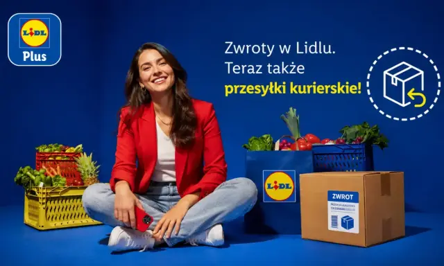 Kobieta z zakupami i paczką zwrotną. Lidl Plus ułatwia zwroty online, także przesyłki kurierskie.