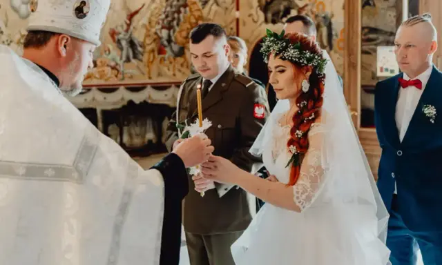 Ceremonia ślubna w cerkwi. Czy kościół katolicki uznaje ślub prawosławny? Panna młoda w wianku, pan młody w mundurze.
