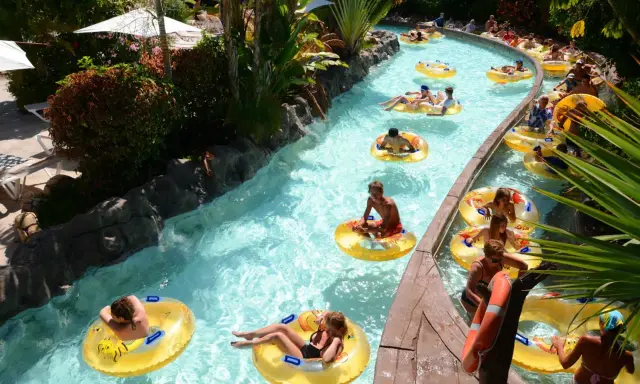 Un río lento lleno de gente en flotadores amarillos, perfecto para disfrutar de Tenerife con niños.