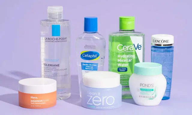 Plusieurs produits de soin, dont une eau micellaire CeraVe, sont disposés sur un fond violet.