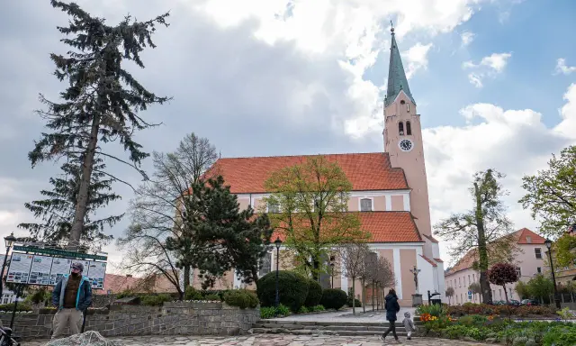 Spacer po Sobótce: kościół, park i tablice informacyjne. Atrakcje miasta czekają!