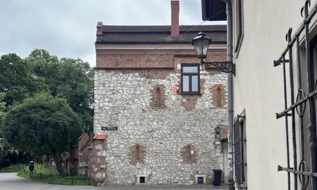 Kamienna ściana z ceglanymi elementami, być może najstarszy dom w Polsce, przy ulicy Św. Krzyża.