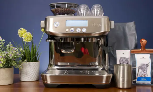 Sage Barista Pro: Perfekter Espresso dank einstellbarer Durchlaufzeit. Kaffeebohnen, Tassen und Milchkanne bereit für den Genuss.