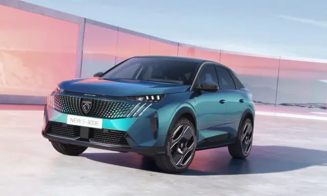 Nowy Peugeot E-3008 2021 w turkusowym kolorze, zaparkowany przed nowoczesnym budynkiem z różowymi akcentami.