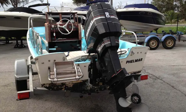 Un bateau sur remorque avec un moteur hors-bord Mercury 90 CV. Ce moteur 4 temps, bien entretenu, promet une longue durée de vie.