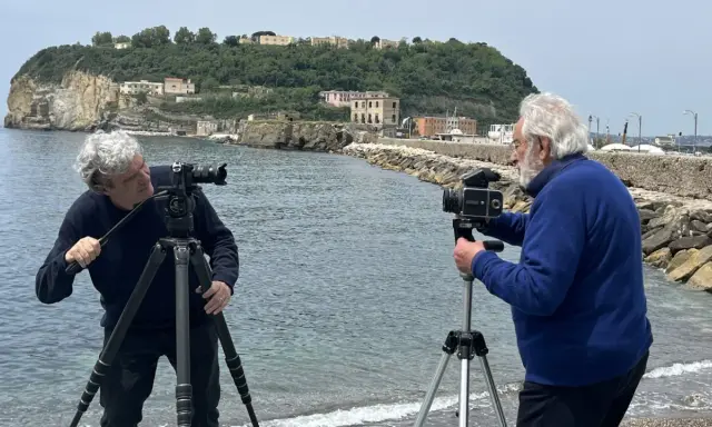 Due fotografi, uno con una Hasselblad, catturano la bellezza del paesaggio. Forse sono il fotografo dei vip in cerca di uno scatto esclusivo.