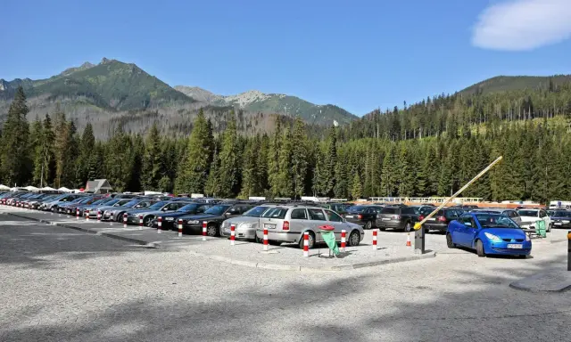 Parking pod Tatrami, gotowy na wycieczkę nad Morskie Oko.