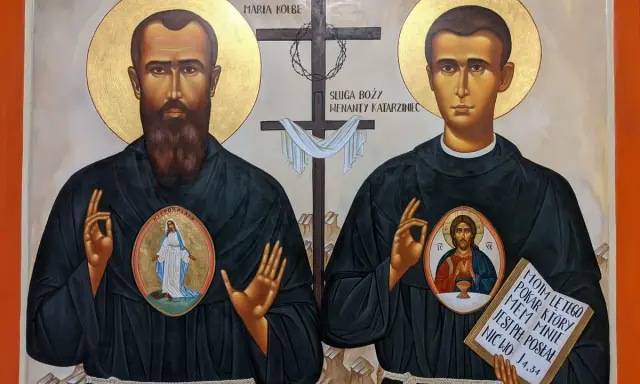 Ikona przedstawia św. Maksymiliana Kolbe i Sługę Bożego Wenantego Katarzyńca. Na piersiach mają medaliony z Matką Bożą i Jezusem.