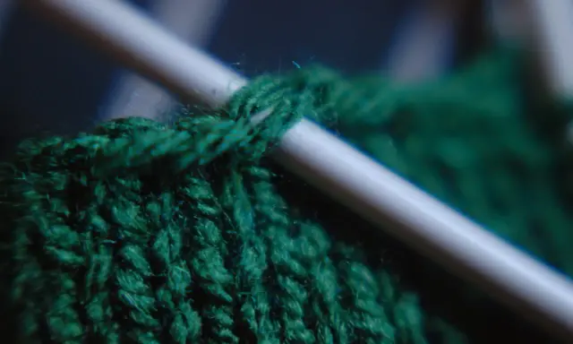 När man ska sticka upp maskor på en sticka, blir det en vacker grön textur.