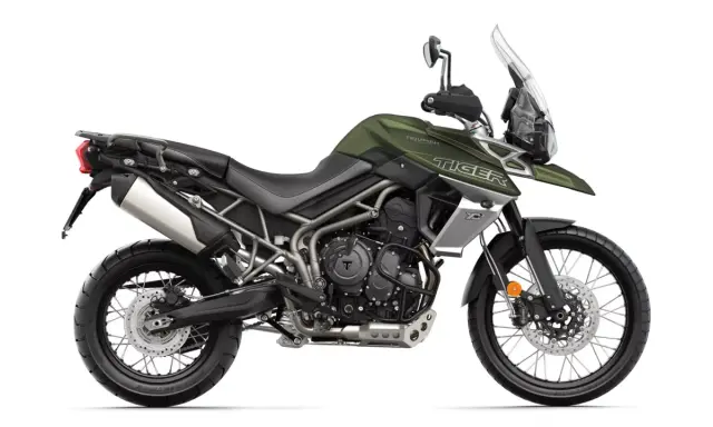 Zielony motocykl Triumph Tiger 800 XC, gotowy na przygodę. Sprawdź jego dane techniczne!