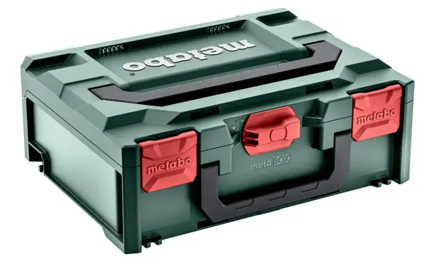Zielona skrzynka narzędziowa Metabo z czerwonymi zatrzaskami. Metabo to znana firma produkująca elektronarzędzia.