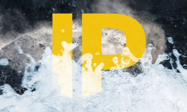 Duże żółte litery "IP" na tle rozbryzgującej się wody. Symbolizuje to ipx7 wodoszczelność.