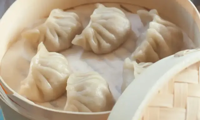 Gorące, parujące pierożki dim sum w bambusowym parowniku. Delikatne ciasto skrywa pyszne nadzienie.