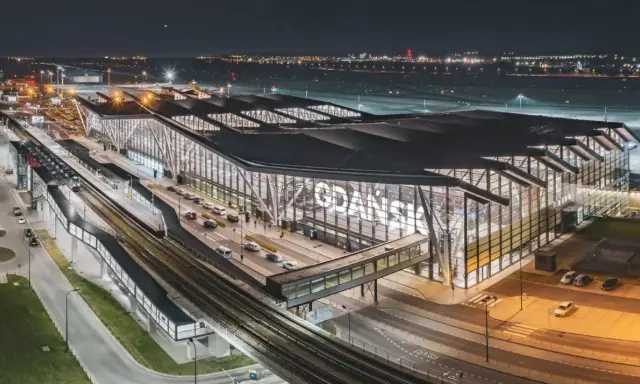 Nowoczesny terminal lotniska w Gdańsku, jednego z największych lotnisk w Polsce, nocą.