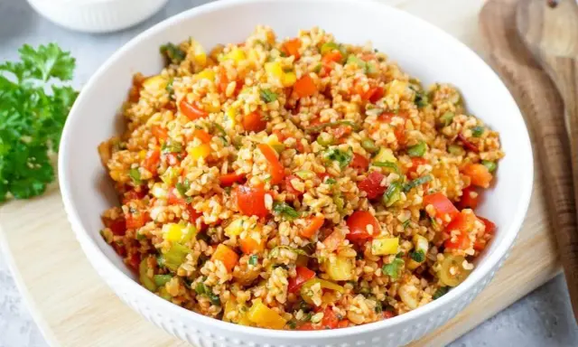Bunter Bulgursalat mit Paprika und Kräutern. Eine gesunde und leckere Mahlzeit, die zeigt, dass ist Bulgursalat gesund ist.