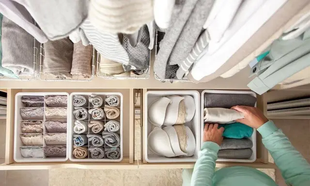 Organización de ropa interior y calcetines con el método Marie Kondo. Cajones ordenados con prendas dobladas verticalmente.