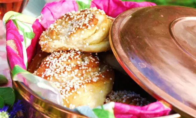 Nybakade vaniljbullar med pärlsocker i en fin burk, redo att avnjutas. Ett perfekt recept för fika.