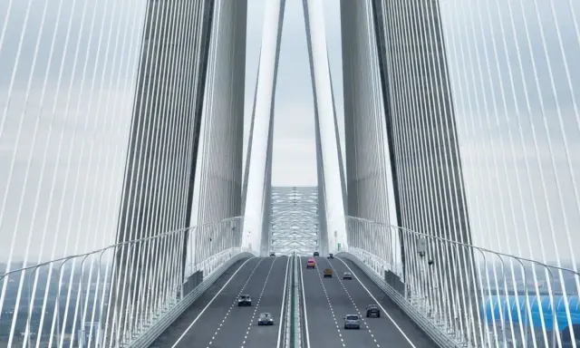 El puente Sutong, con sus imponentes pilares y cables, guía el tráfico a través de un paisaje urbano.