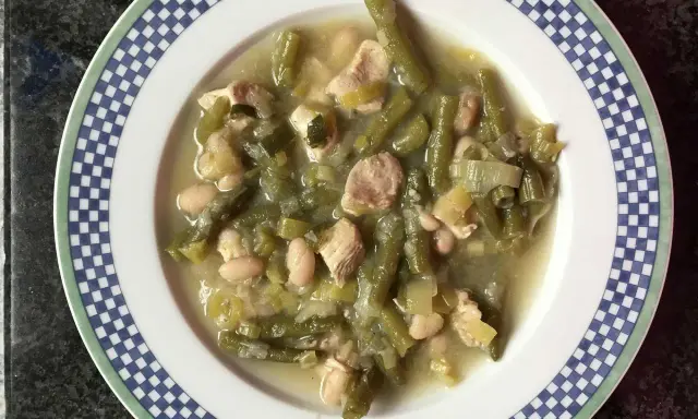 Herzhafter Bohneneintopf mit Fleischstücken und weißen Bohnen, ein tolles Rezept für kalte Tage.