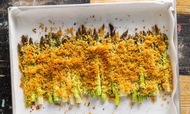 Asparagi al forno gratinati, croccanti e dorati, pronti per essere gustati.