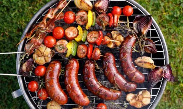 Kiełbaski, szaszłyki z boczkiem, warzywa i czosnek na grillu. Idealne pomysły, co na grilla tanio i smacznie!