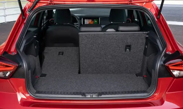Maletero abierto de un Seat Ibiza rojo, mostrando su gran capacidad. Ideal para viajes, la capacidad maletero Seat Ibiza es sorprendente.