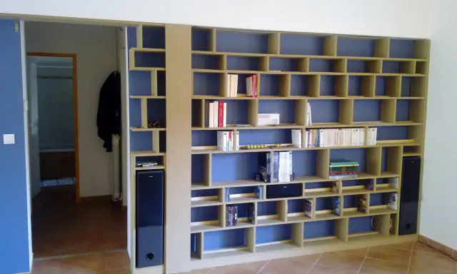 Bibliothèque modulable, un projet diy pour organiser livres et objets. Elle s'intègre parfaitement dans un salon.