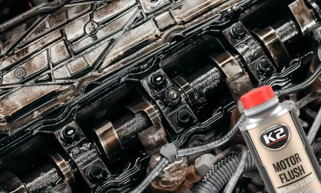 Brudny silnik czeka na czyszczenie. Płukanka silnika K2 Motor Flush pomoże usunąć osady i przywrócić mu blask.