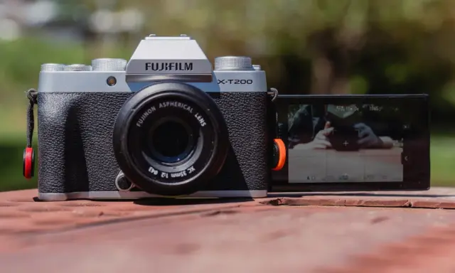 Fujifilm X-T200, una delle migliori mirrorless economiche, con obiettivo 35mm f/2. Schermo LCD inclinabile.