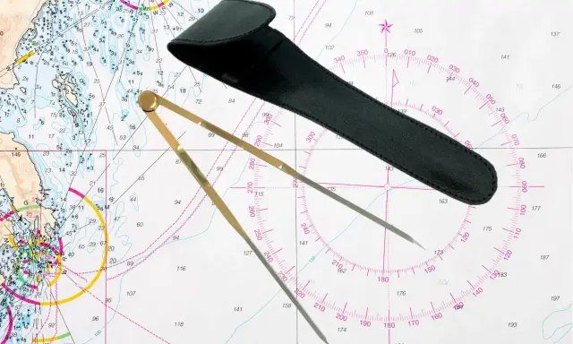 Compas de navigation sur une carte marine.