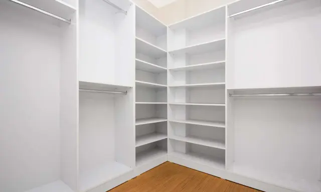 Ideas para vestidor cerrado: estanterías blancas y barras para colgar ropa, creando un espacio organizado y funcional.