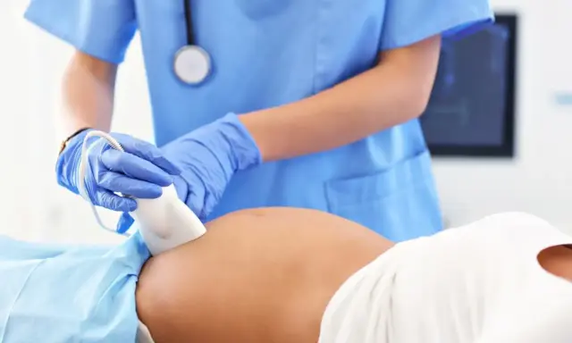 Lekarz wykonuje badanie ultrasonograficzne brzucha ciężarnej. Dowiedz się, co to jest ultrasonografia i jak pomaga w diagnostyce.