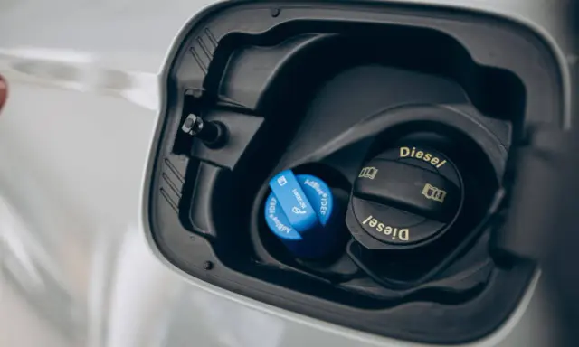 Tapa del depósito de AdBlue y diésel de un Peugeot 3008. Si tienes un problema depósito AdBlue Peugeot 3008, revisa estas tapas.