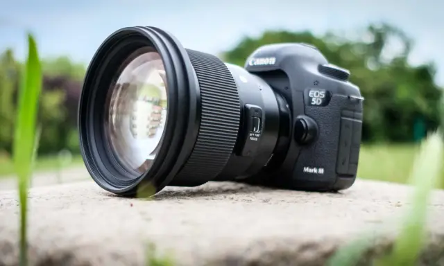 Profesjonalny aparat Canon EOS 5D Mark III z obiektywem, idealny do fotografii produktowej.