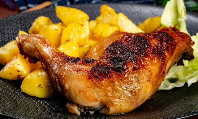 Pieczony kurczak z chrupiącymi ziemniaczkami, idealny po marynacie do kurczaka.