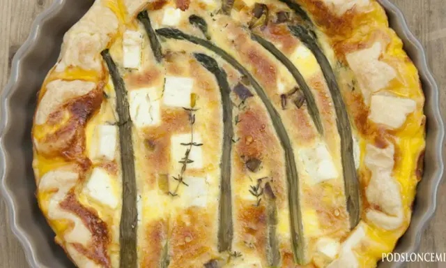 Pyszny quiche ze szparagami i serem feta, z chrupiącym ciastem francuskim. Idealny na wiosenny obiad.