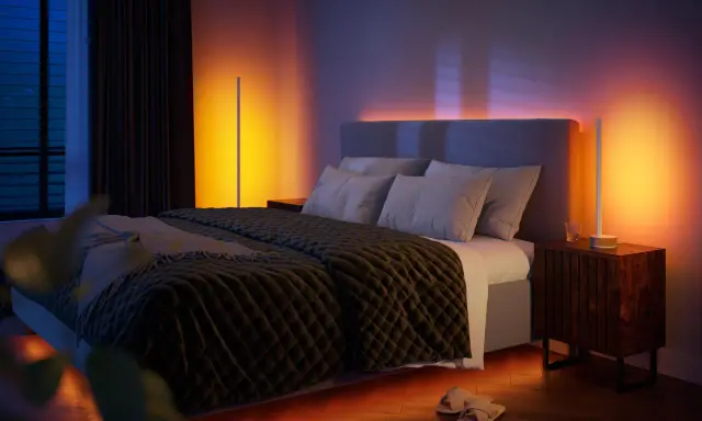 Gemütliches Schlafzimmer mit indirektem Licht, das eine warme, einladende Atmosphäre schafft.