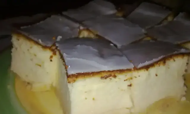 Puszysty sernik, który każdemu wychodzi, pokrojony w kostkę, z delikatną polewą. Idealny na deser.