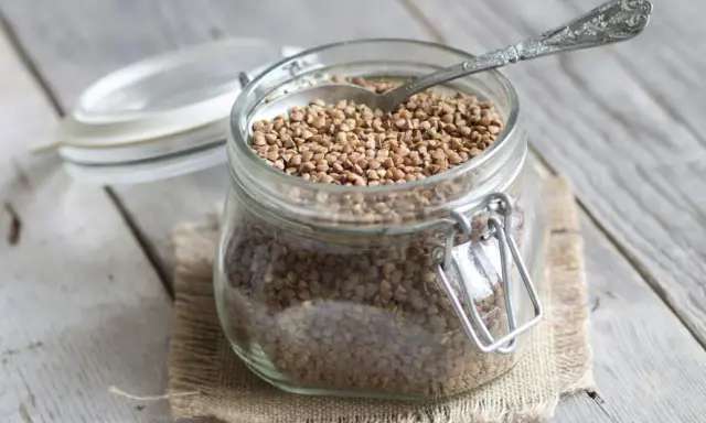 Un bocal en verre rempli de sarrasin, prêt à être cuisiné. C'est quoi le sarrasin ? Une graine nutritive et polyvalente.