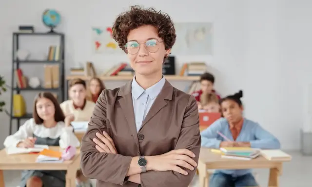 Nauczycielka w klasie, symbol nowoczesnego systemu edukacji w Szwecji. Uczniowie skupieni na lekcji.