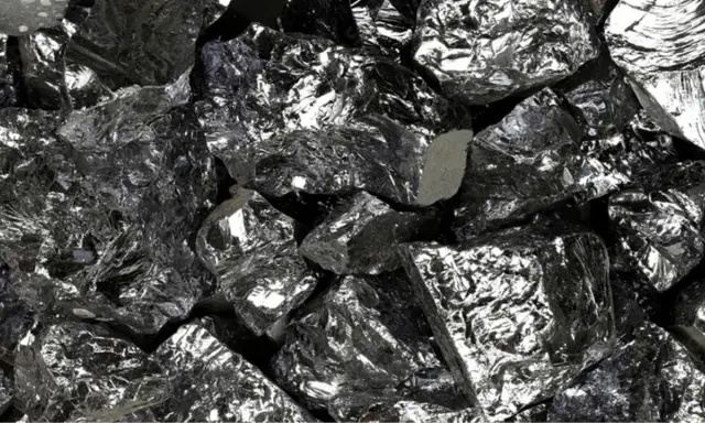 Gros plan sur des morceaux de silicium brut, brillant et anguleux. Ce matériau est essentiel pour de nombreux bienfaits technologiques et industriels.