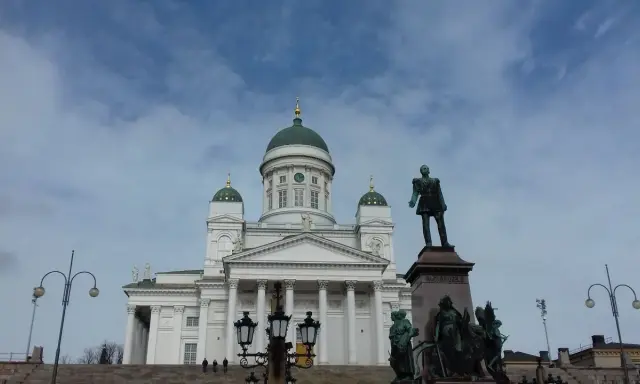Pomnik cara Aleksandra II i biała katedra z zielonymi kopułami – to właśnie tu są Helsinki.